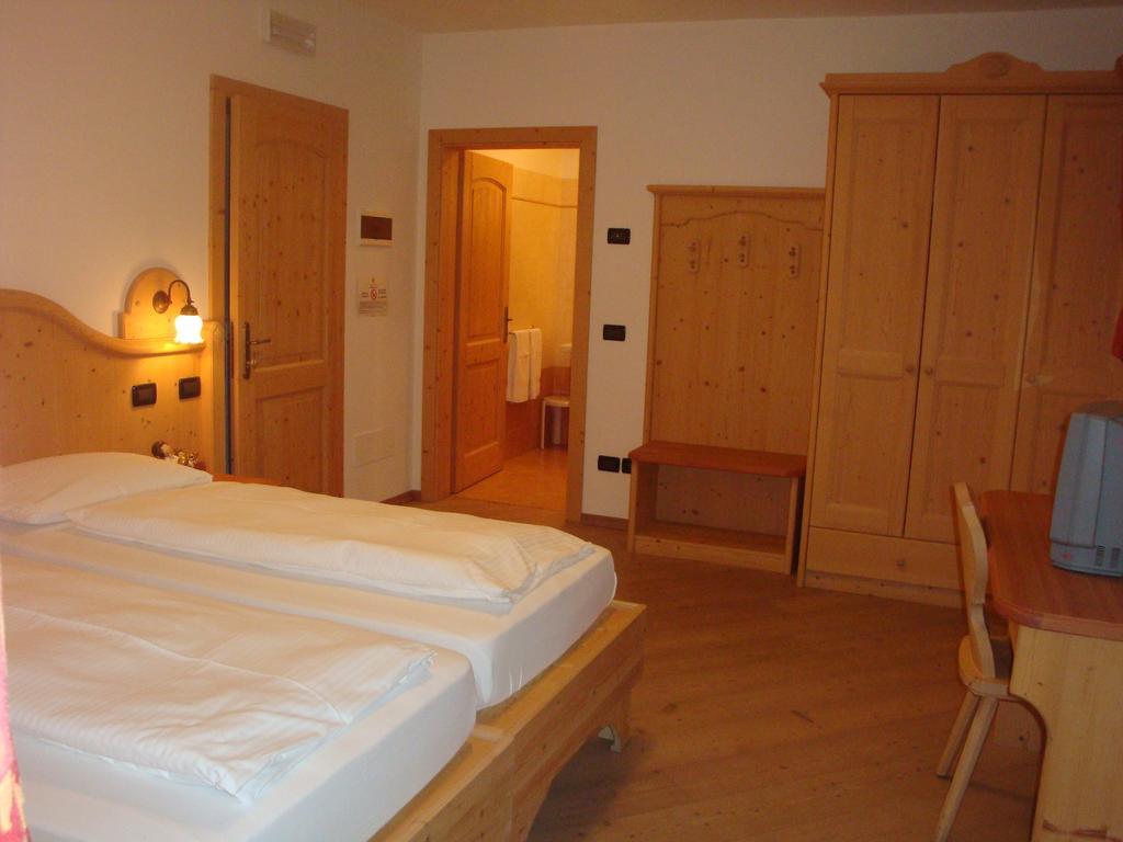 Agritur Cornasest Bed & Breakfast Breguzzo Стая снимка